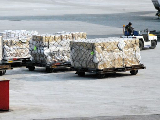Magazijnmedewerker bereidt grote pakketten voor op verzending in een distributiecentrum