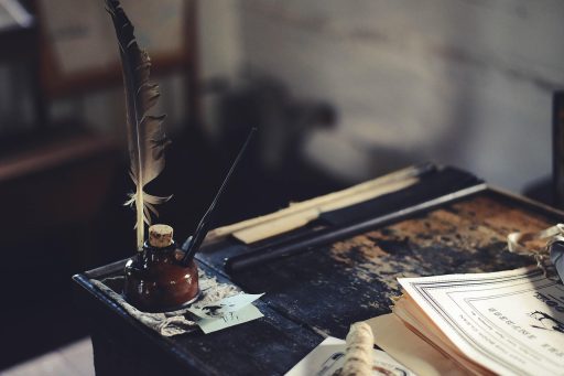 Stapel documenten op een bureau voor KvK-inschrijving als buitenlandse ondernemer