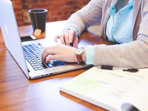 Zzp'er achter laptop die LinkedIn Sales Navigator gebruikt voor acquisitie