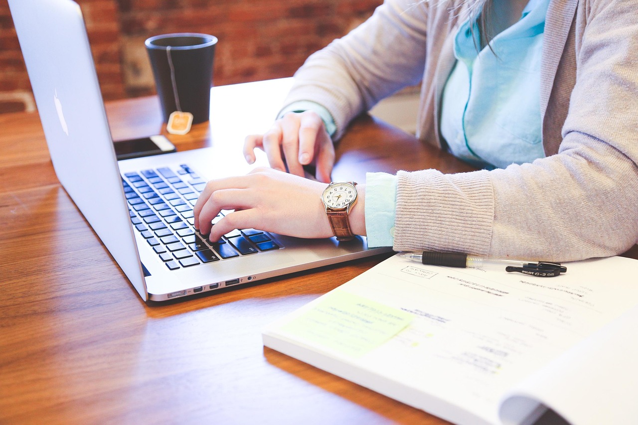 Zzp'er achter laptop die LinkedIn Sales Navigator gebruikt voor acquisitie