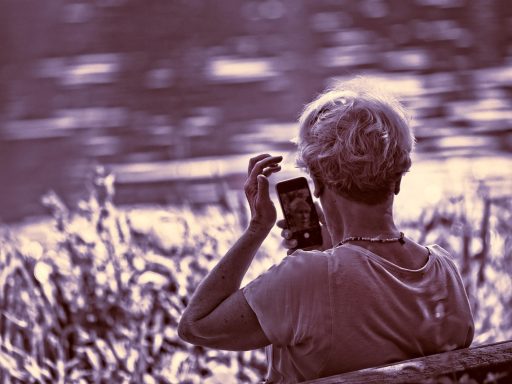 Persoon die beleggingsapp bekijkt op smartphone
