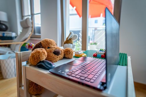 Werkkamer ingericht als thuiskantoor in een appartement met bureau en laptop