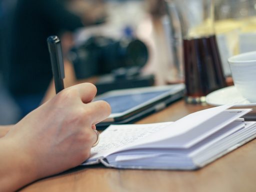 Persoon die vaardigheden en taken opschrijft op papier als onderdeel van een competentie-mapping oefening