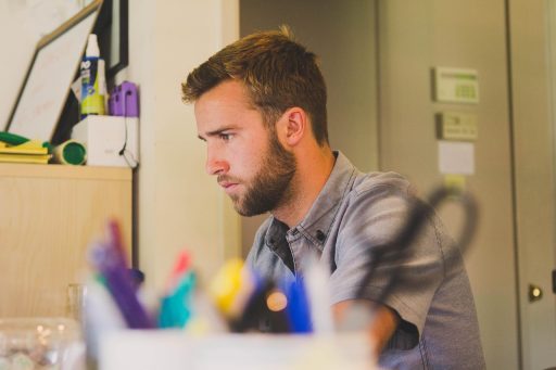 Persoon die een cv doorleest aan een bureau, klaar om de juiste keuze te maken voor een carrièreswitch