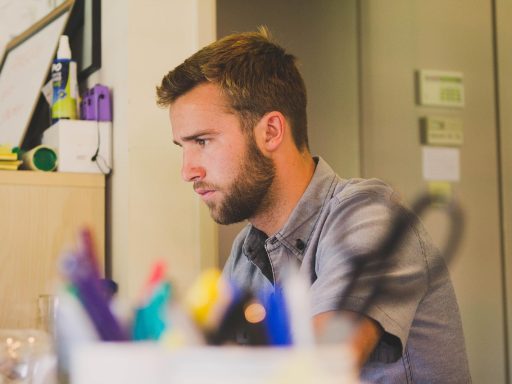 Persoon die een cv doorleest aan een bureau, klaar om de juiste keuze te maken voor een carrièreswitch
