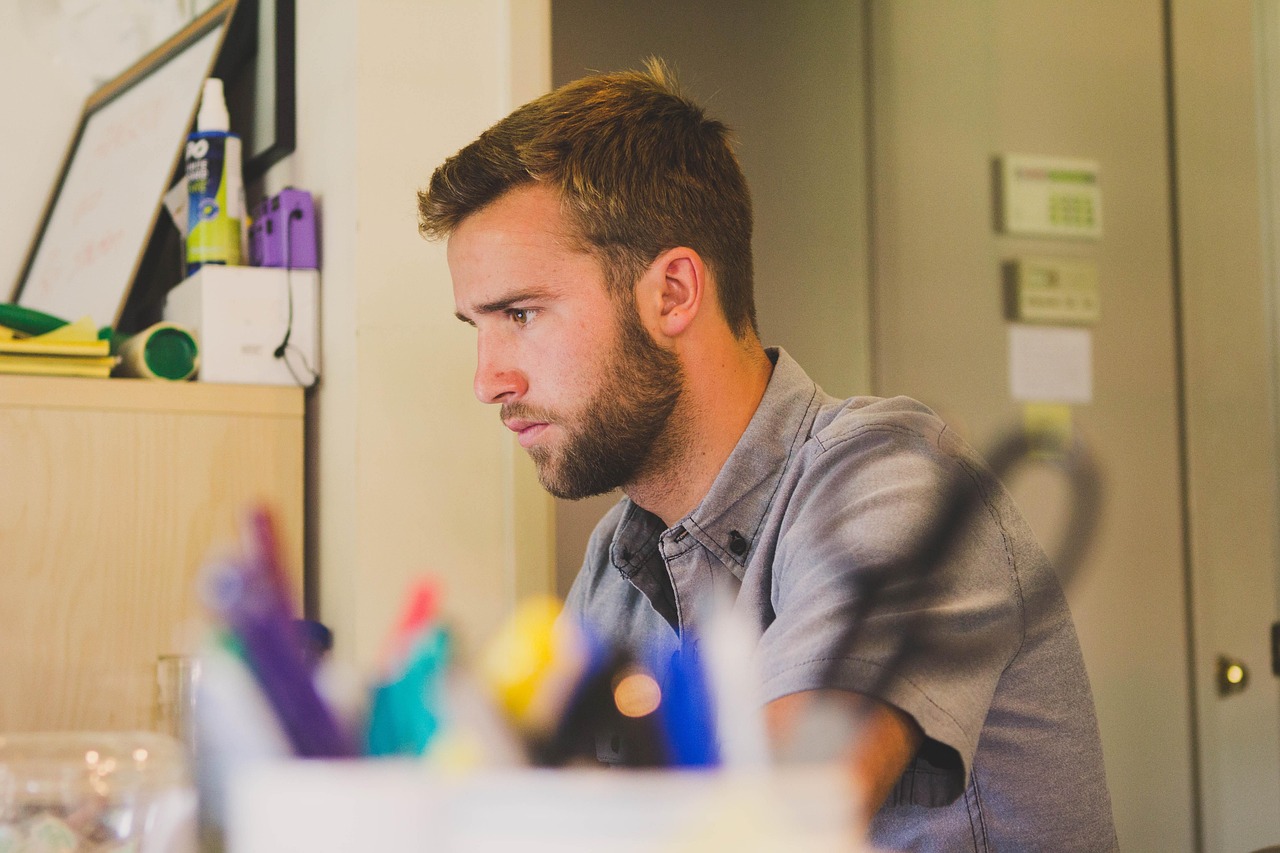 Persoon die een cv doorleest aan een bureau, klaar om de juiste keuze te maken voor een carrièreswitch