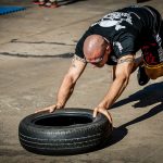 Ondernemer traint functionele kracht in een sportschool als onderdeel van een Hyrox-trainingsschema