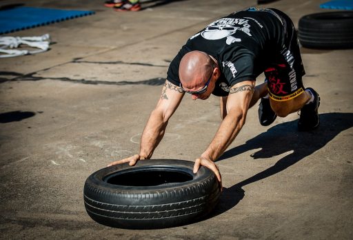 Ondernemer traint functionele kracht in een sportschool als onderdeel van een Hyrox-trainingsschema