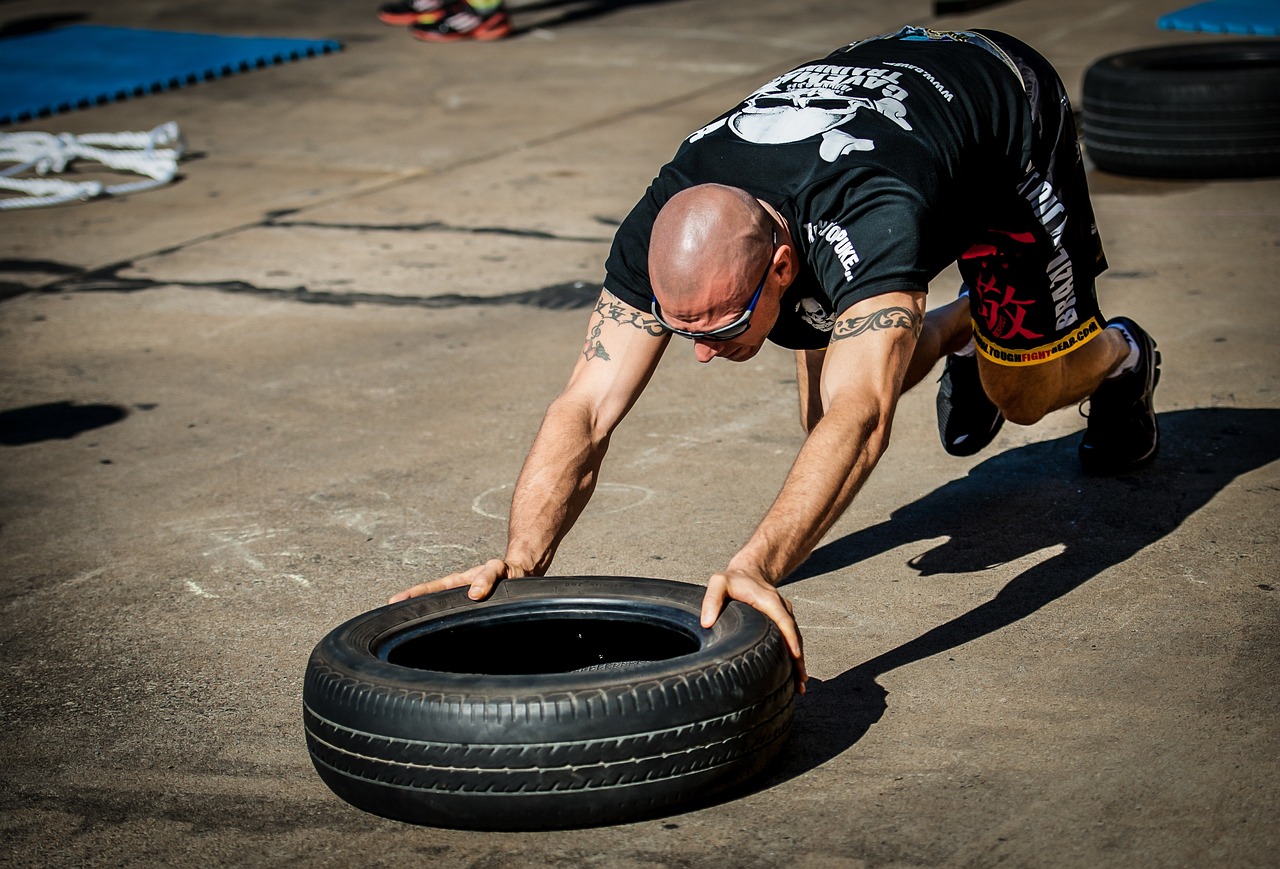 Ondernemer traint functionele kracht in een sportschool als onderdeel van een Hyrox-trainingsschema