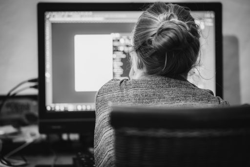 ICT-freelancer bekijkt een contract op zijn laptop aan een bureautafel