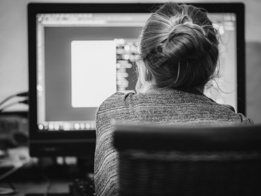 ICT-freelancer bekijkt een contract op zijn laptop aan een bureautafel