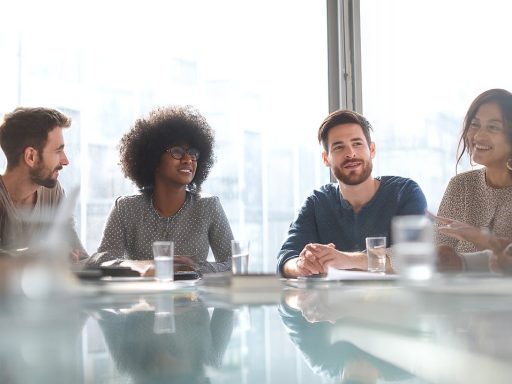 Twee collega's in gesprek aan een bureau over een carrièreverandering binnen de organisatie