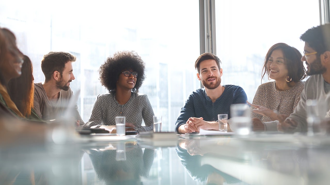 Twee collega's in gesprek aan een bureau over een carrièreverandering binnen de organisatie
