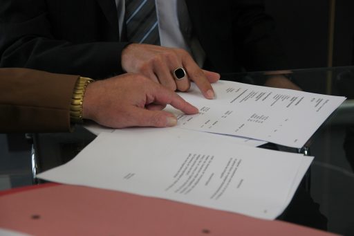 Freelancer die een contract doorleest en ondertekent aan een bureau