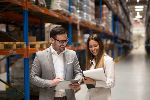 Medewerker telt voorraad in een magazijn met een klembord in de hand
